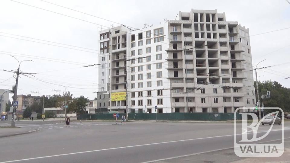 Спірне будівництво: мешканці будинку по Рокоссовського, 2 не раді тісному сусідству з новобудовою. ВІДЕО