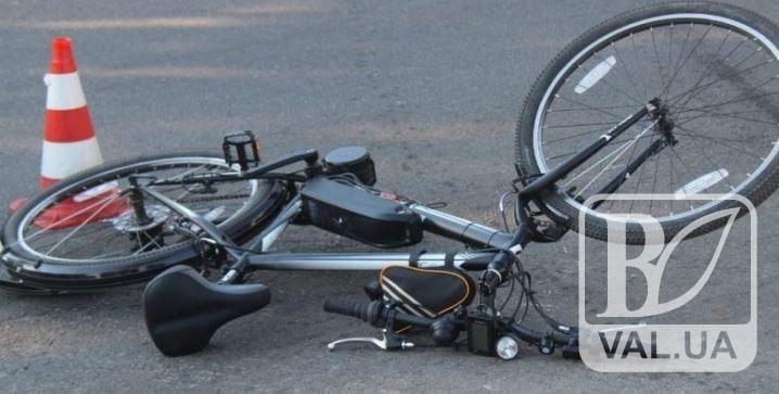 На перехресті вулиць Героїв Чорнобиля та Алексєєва водій легковика збив велосипедиста та втік