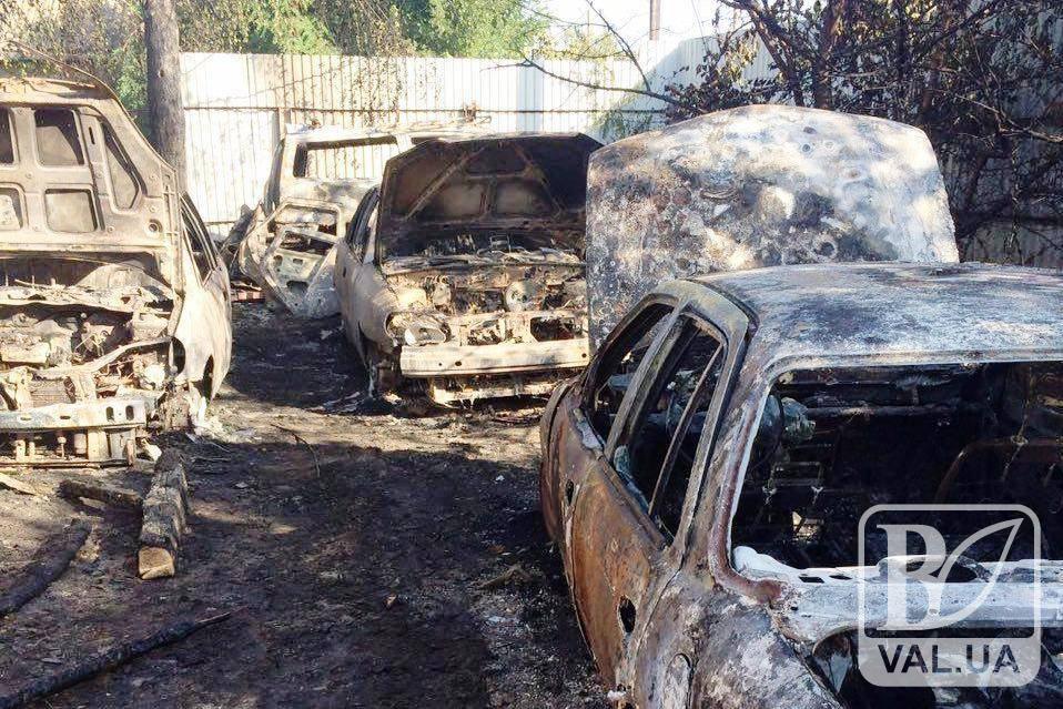 На Чернігівщині пожежа знищила двоповерховий гараж та чотири легковики. ФОТО