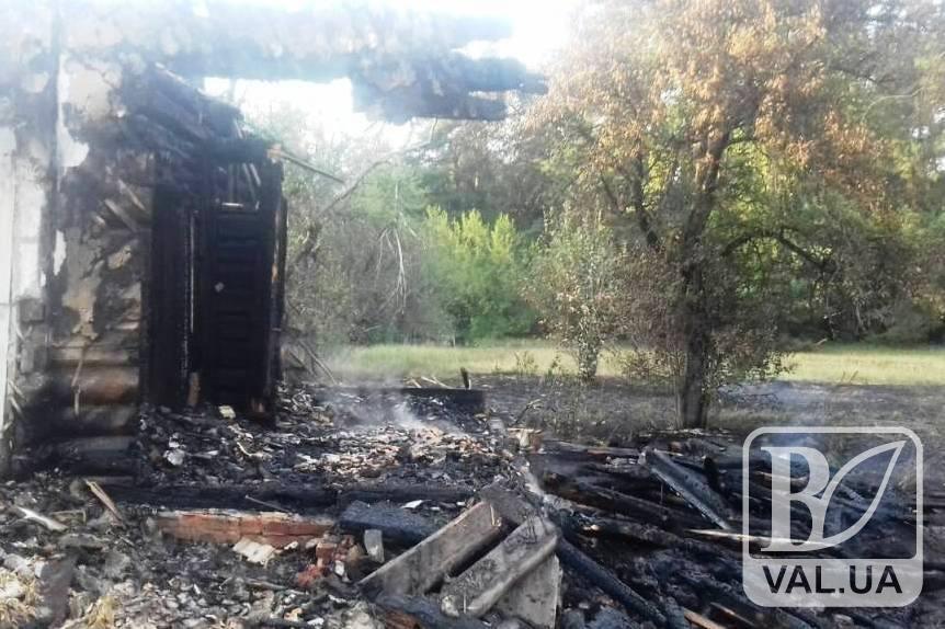На Чернігівщині через спалювання трави загорілась хата. ФОТО
