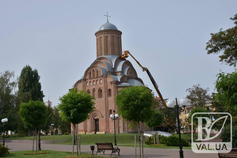 У Чернігові встановлюють освітлення для Катерининської та П`ятницької церков
