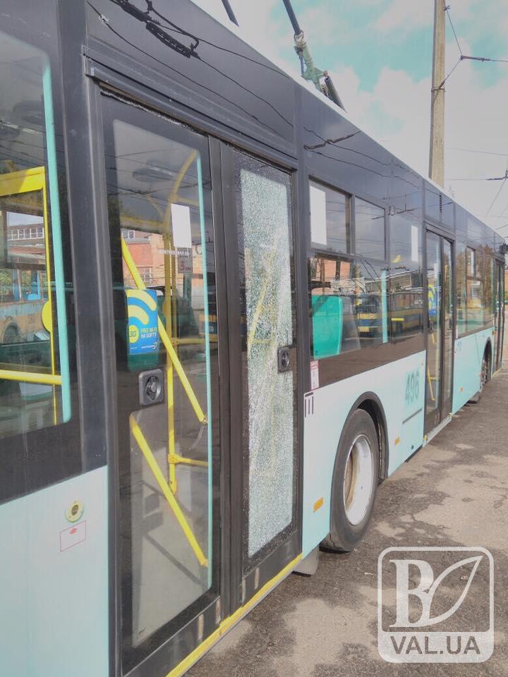 Вандали розбили двері нового тролейбусу: відлуння святкування Дня міста у Чернігові