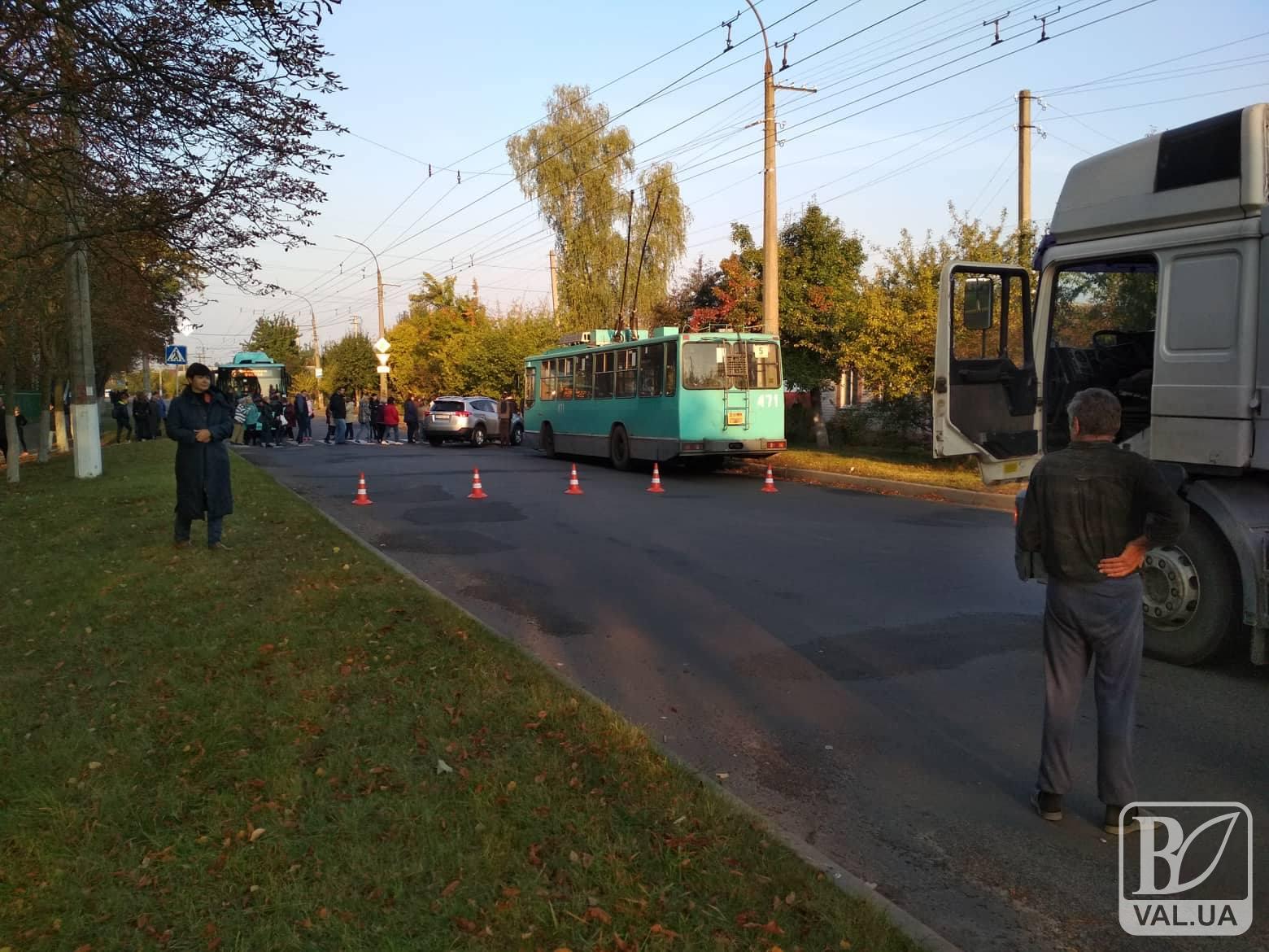 На Подусівці заблоковано рух транспорту: протестують люди. ФОТО