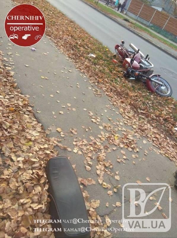 У Чернігові, п’яний водій мотоцикла, зачепив стовпа. ФОТО