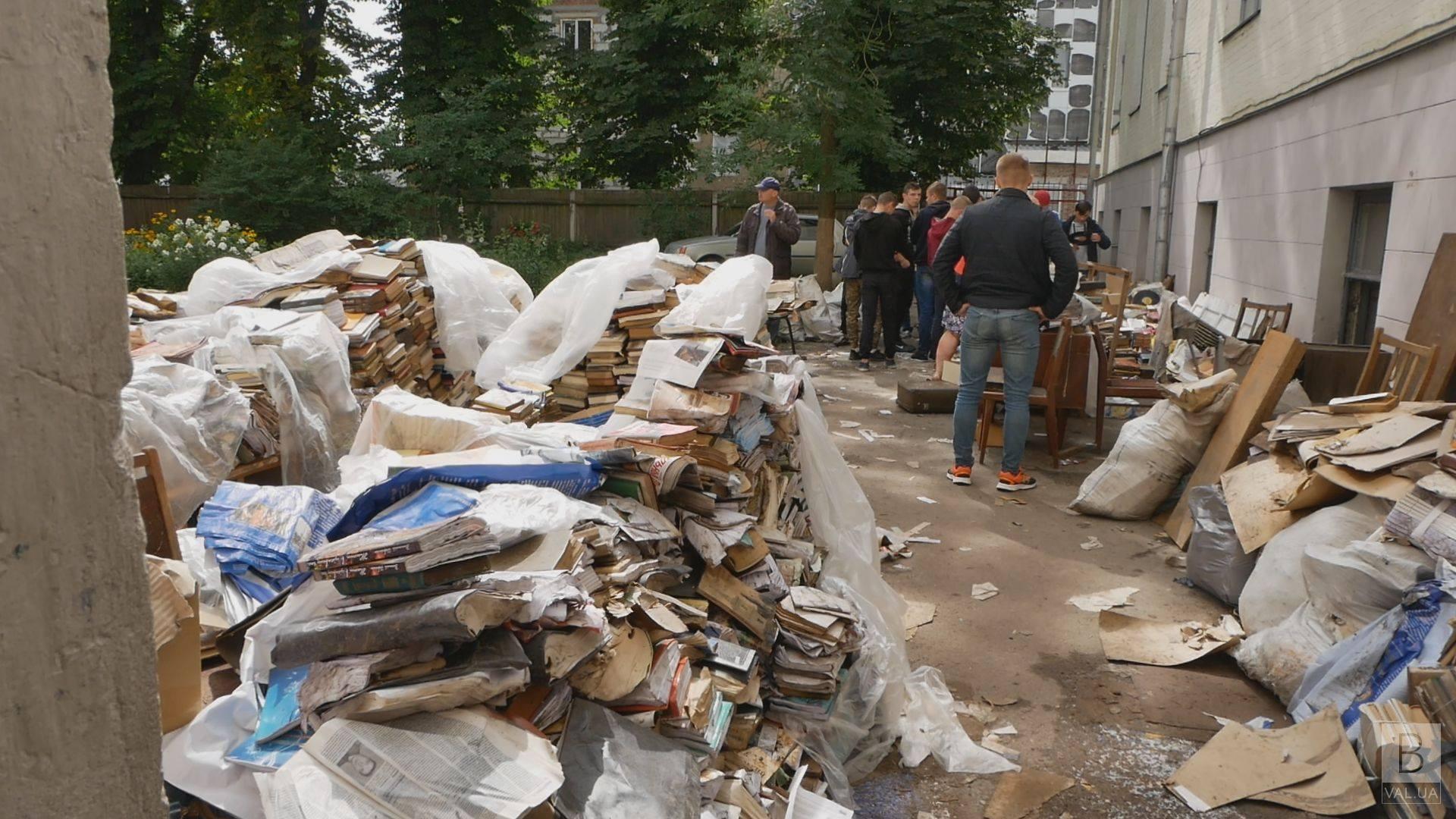 Последствия непогоды: 17 тысяч книг потеряла библиотека Короленко после летних ливней ВИДЕО