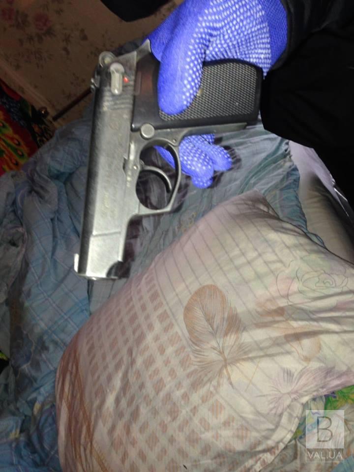 На Черниговщине у мужчины во время обыска было найдено переделанное незаконное оружие