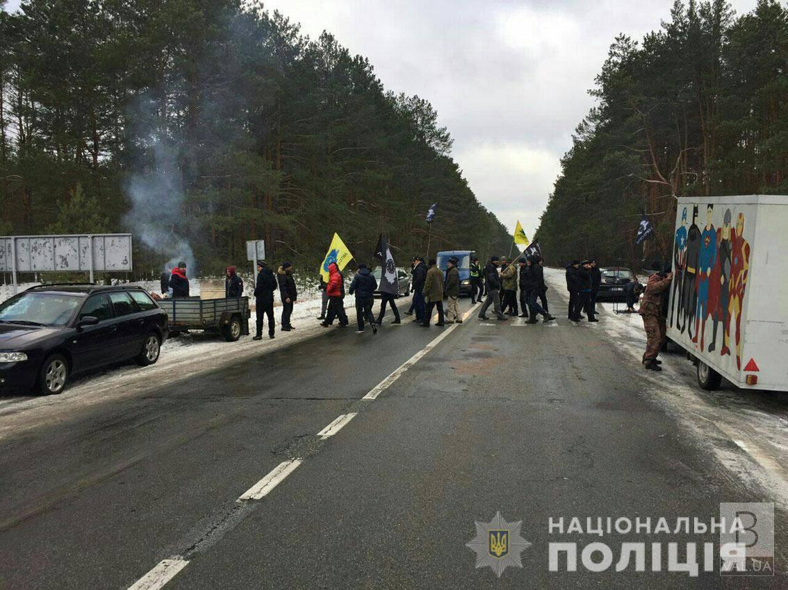 Чернігівські «євробляхери» продовжують перекривати київську трасу 