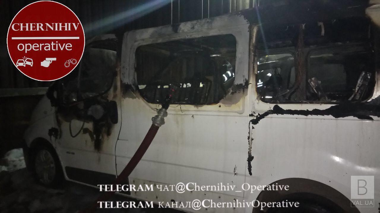 Нічна пожежа у Чернігові: згоріли дві машини ВІДЕО
