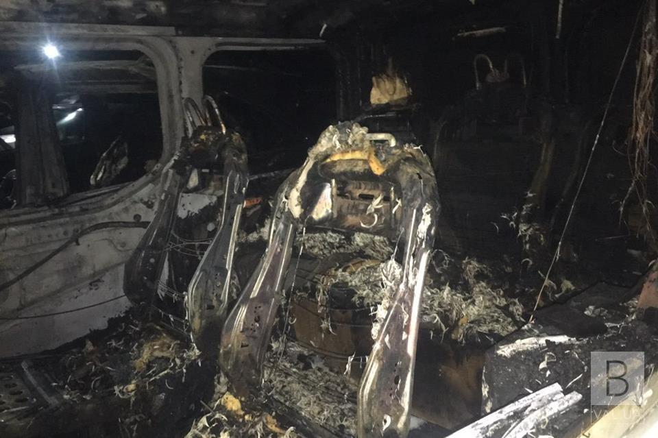 Сгорели четыре автомобиля: подробности ночного пожара на парковке в Чернигове. ФОТО