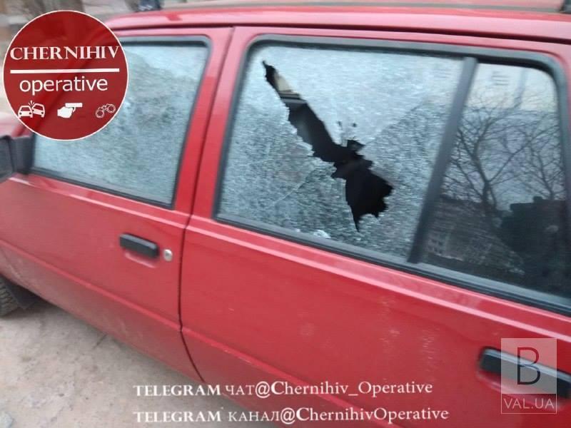 На Масанах невідомі пошкодили вікна у чотирьох автомобілях. ФОТОфакт