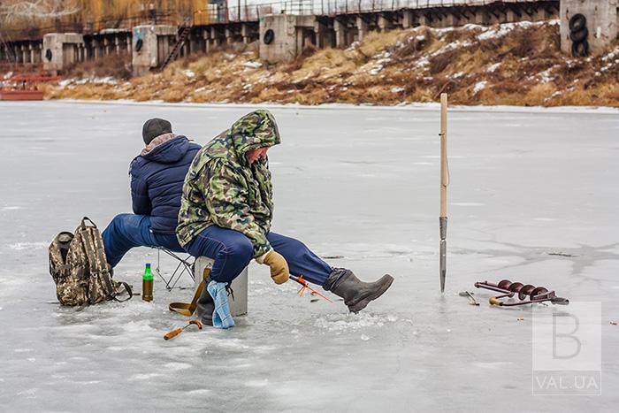 Чернігівські рибалки «випробовують на міцність» крихкий лід. ФОТОрепортаж