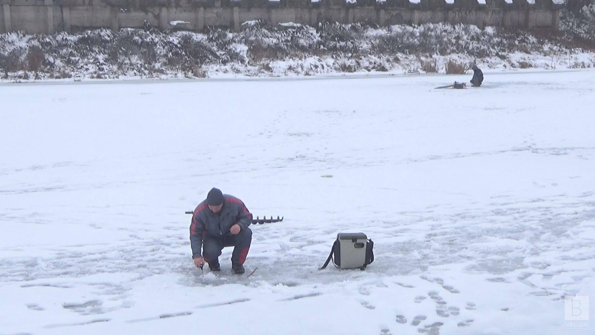 Конечно ходишь с настороженностью: рыбаки испытывают толщу льда на Десне ВИДЕО