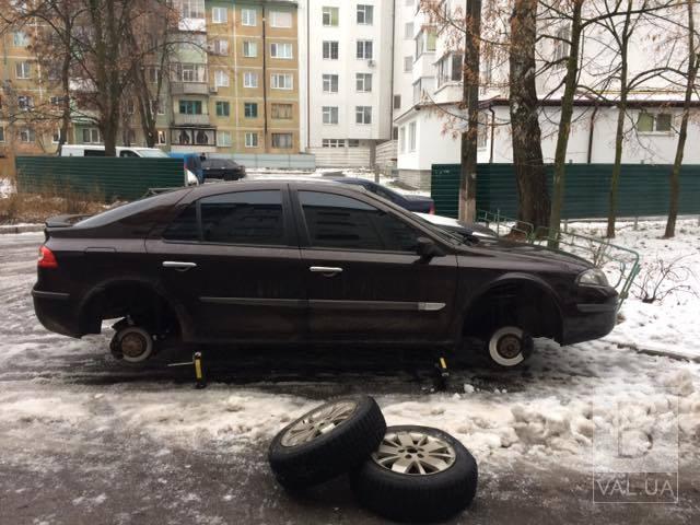 На Козацькій невідомі порізали колеса у припаркованому авто. ФОТОфакт