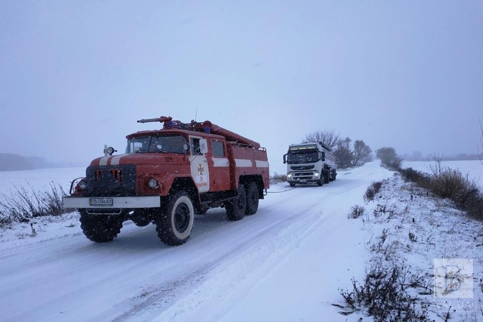 На Черниговщине спасатели освобождали водителей из снежного плена. ФОТО