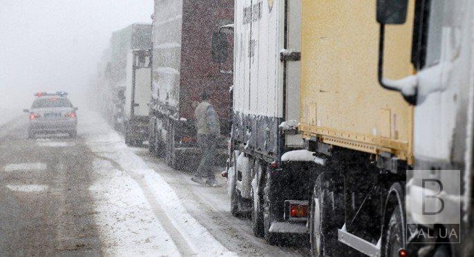 Через снігопади та ожеледь на території декількох регіонів України обмежено рух вантажного транспорту