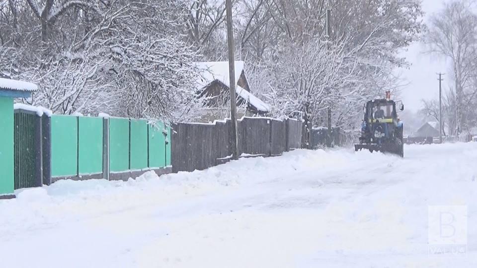 Снігопад наробив лиха: як розчищають сільські вулиці ВІДЕО