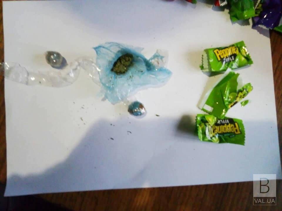 Спрятали в конфеты: на Черниговщине осужденному пытались передать наркотики. ФОТО