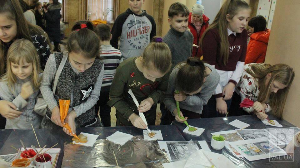 Чернігівські діти розписали понад 700 солодких сніжинок. ФОТО