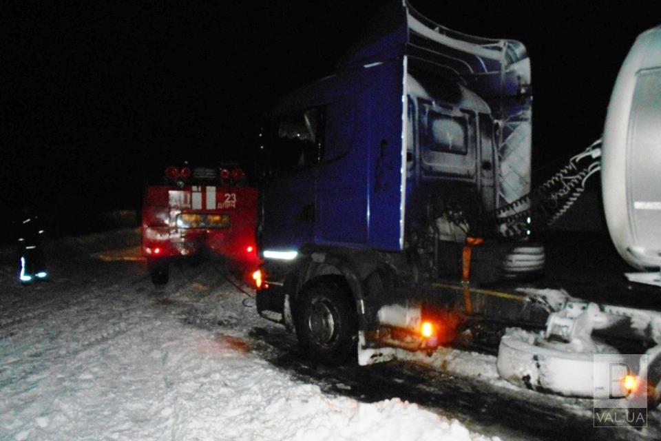 На Чернігівщині рятувальники вивільнили зі снігових заметів шість автомобілів