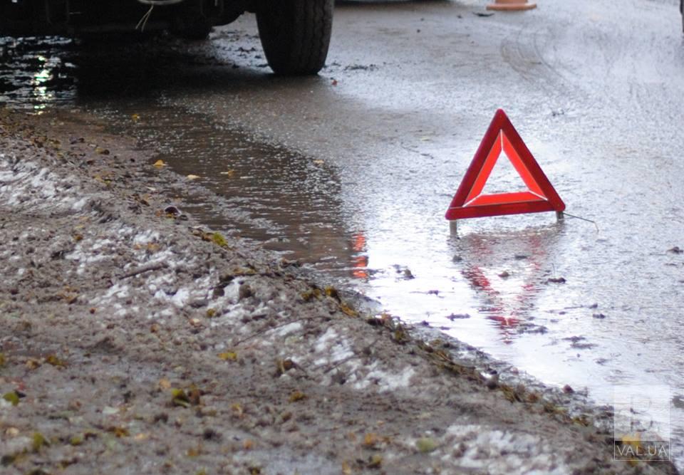 На Чернігівщині літній чоловік загинув під колесами одразу двох автівок