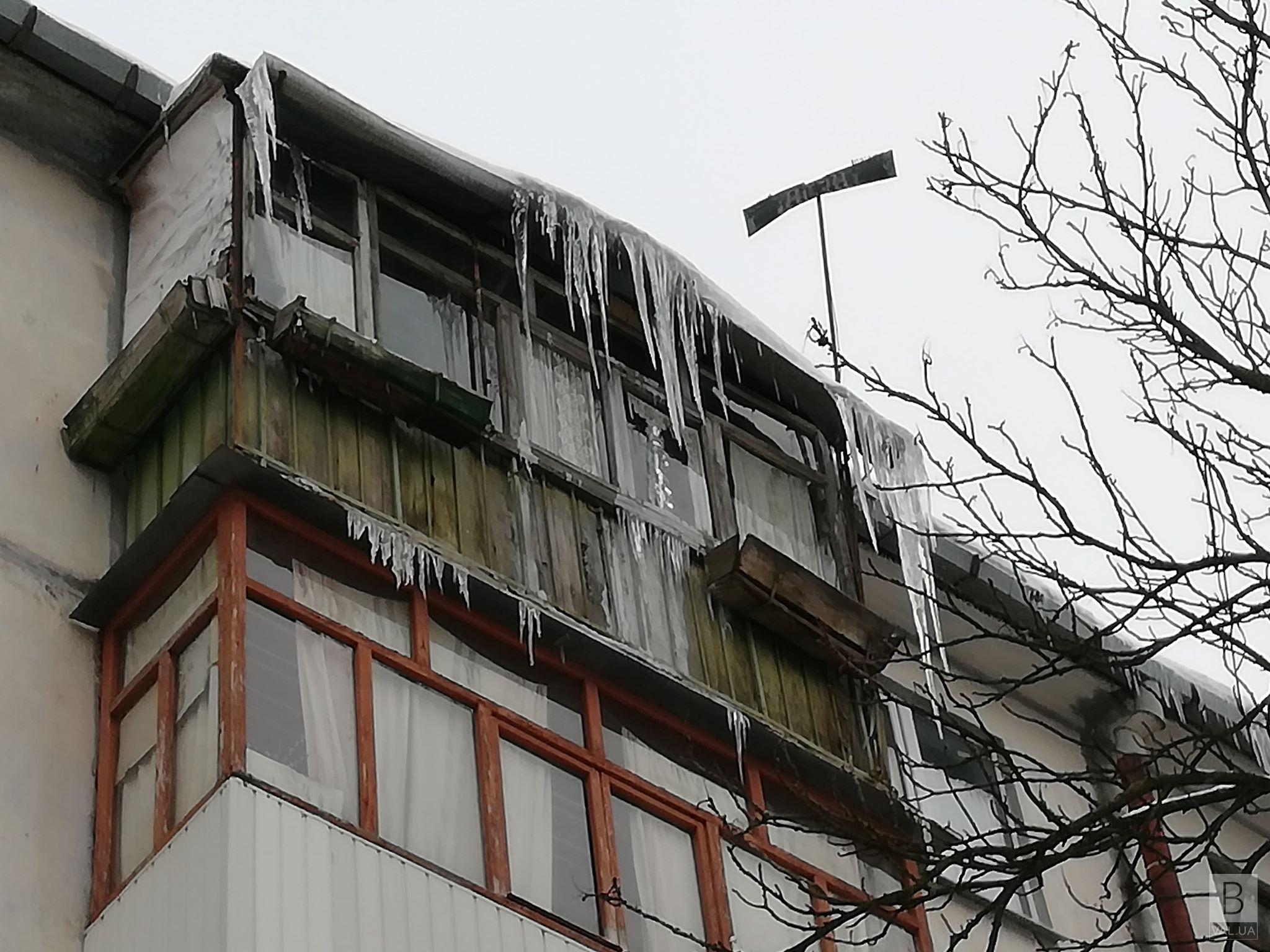Большое количество снега угрожает балконам и крышам черниговцев. ФОТО