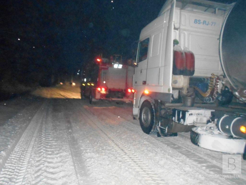 На Черниговщине спасатели освободили 26 автомобилей из снежных заносов. ФОТО