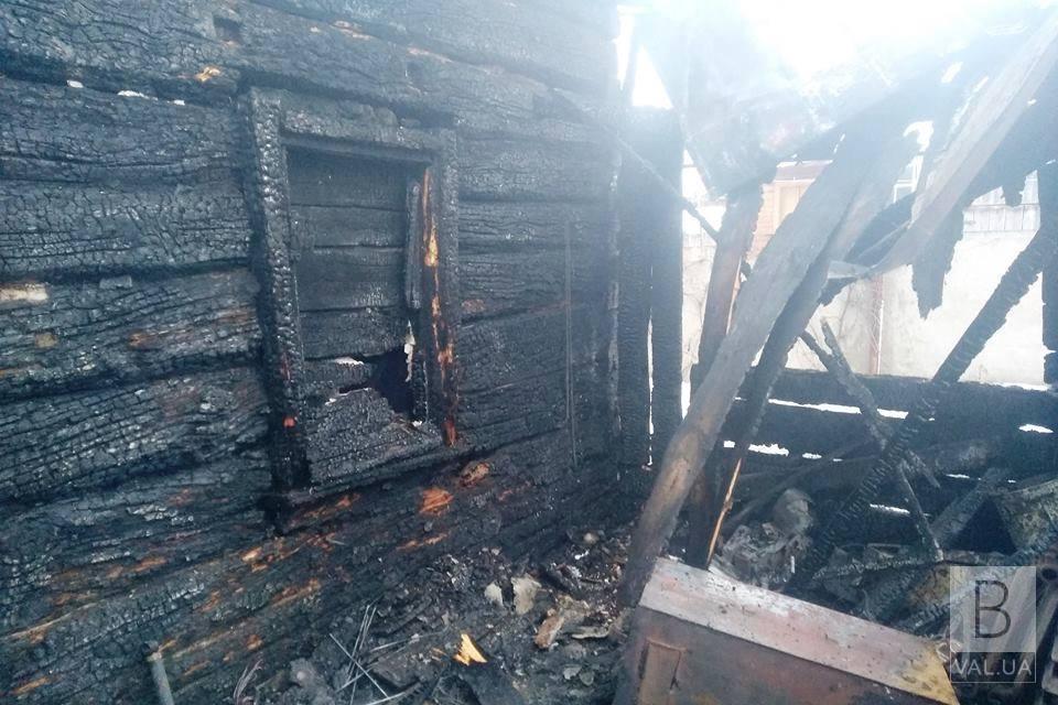 На Черниговщине пожарные спасли четверо детей и их родителей из горящего дома. ФОТО