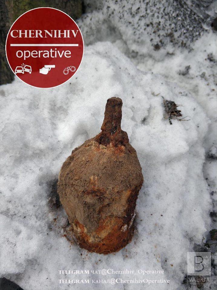 В Чернигове возле забора ТЭЦ нашли гранату. ФОТОфакт