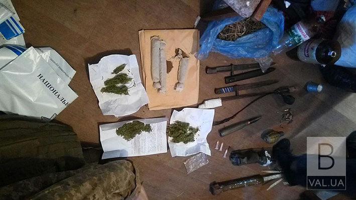 У Бобровиці поліція вилучили наркотики та зброю у чоловіка, який тероризував місцеве населення. ФОТО