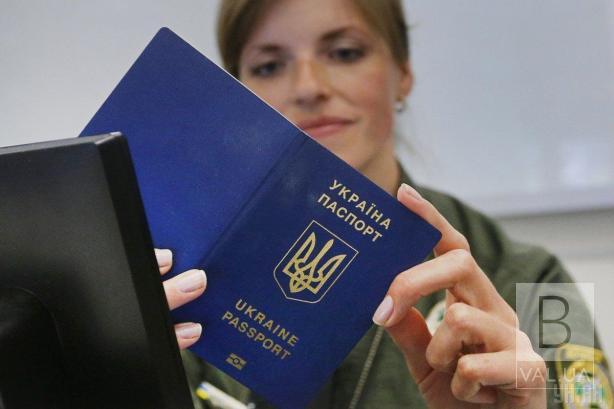 Українцям дозволили фотографуватися на паспорт в головних уборах