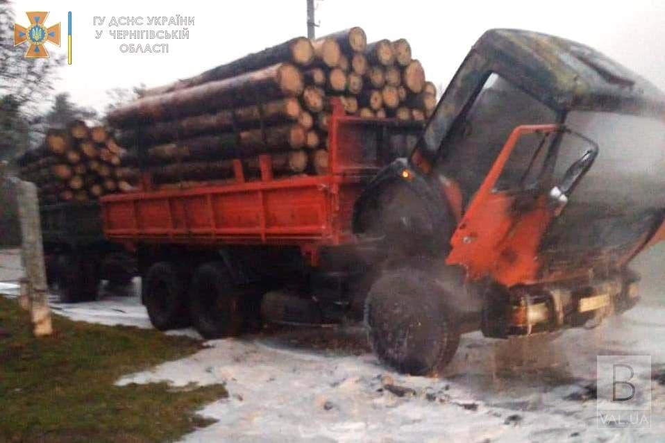 У Чернігівському районі горіла вантажівка з лісом. ФОТО