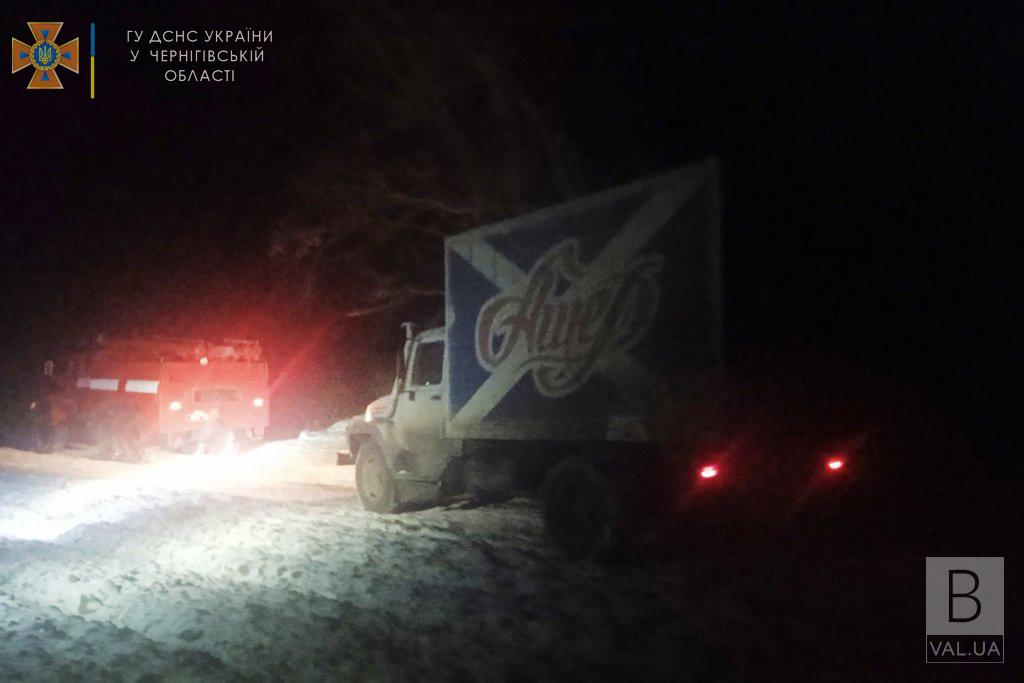 На Чернігівщині рятувальники вивільняли вантажівку, що застрягла на бездоріжжі. ФОТО