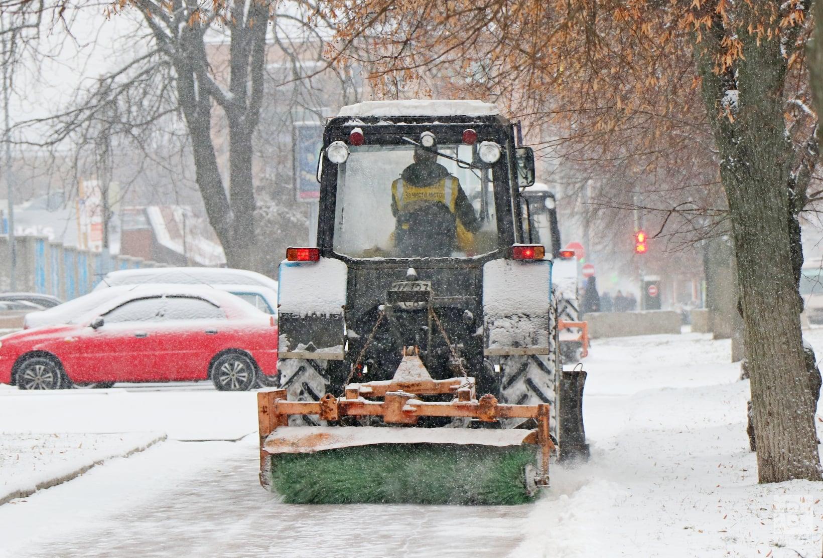 У Чернігів на боротьбу зі снігом вийшли 42 прибиральники та 21 одиниця техніки. ФОТО