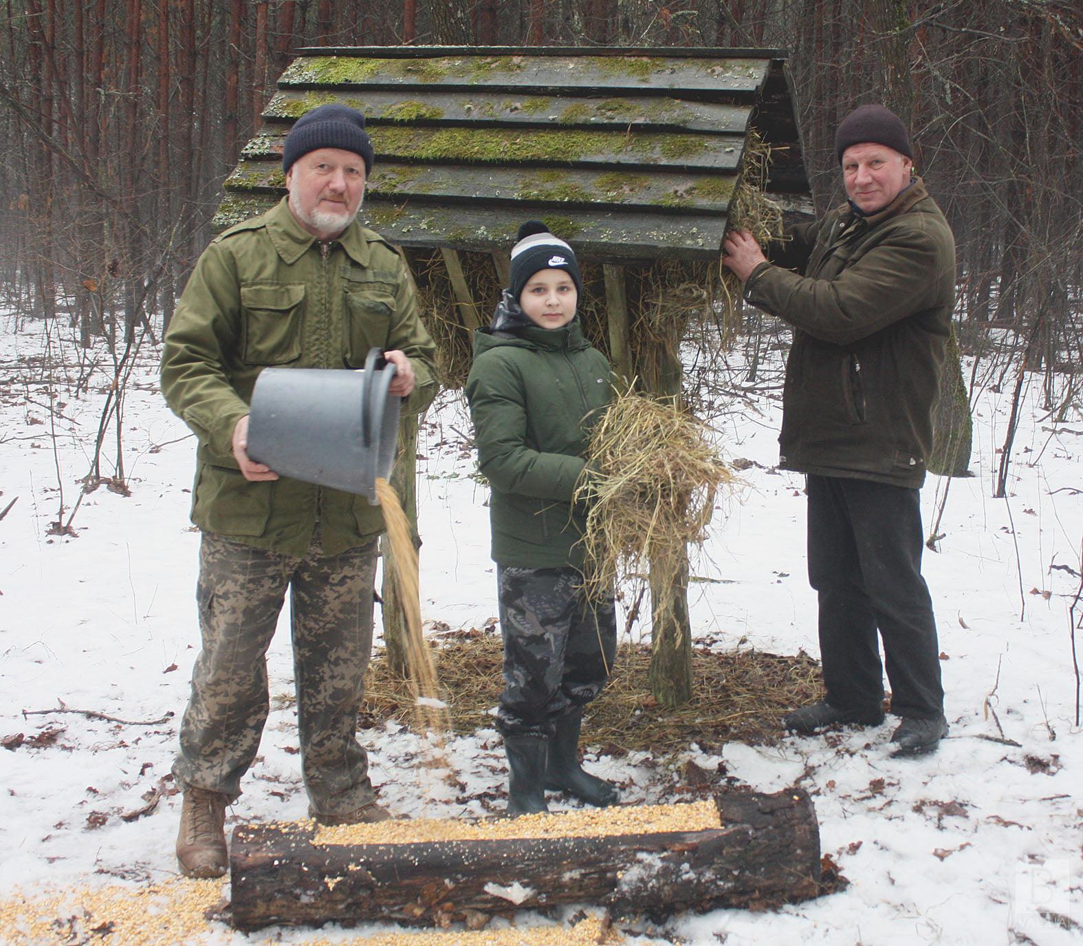 До підгодівлі лісових тварин на Чернігівщині долучився онук єгеря. ФОТОфакт