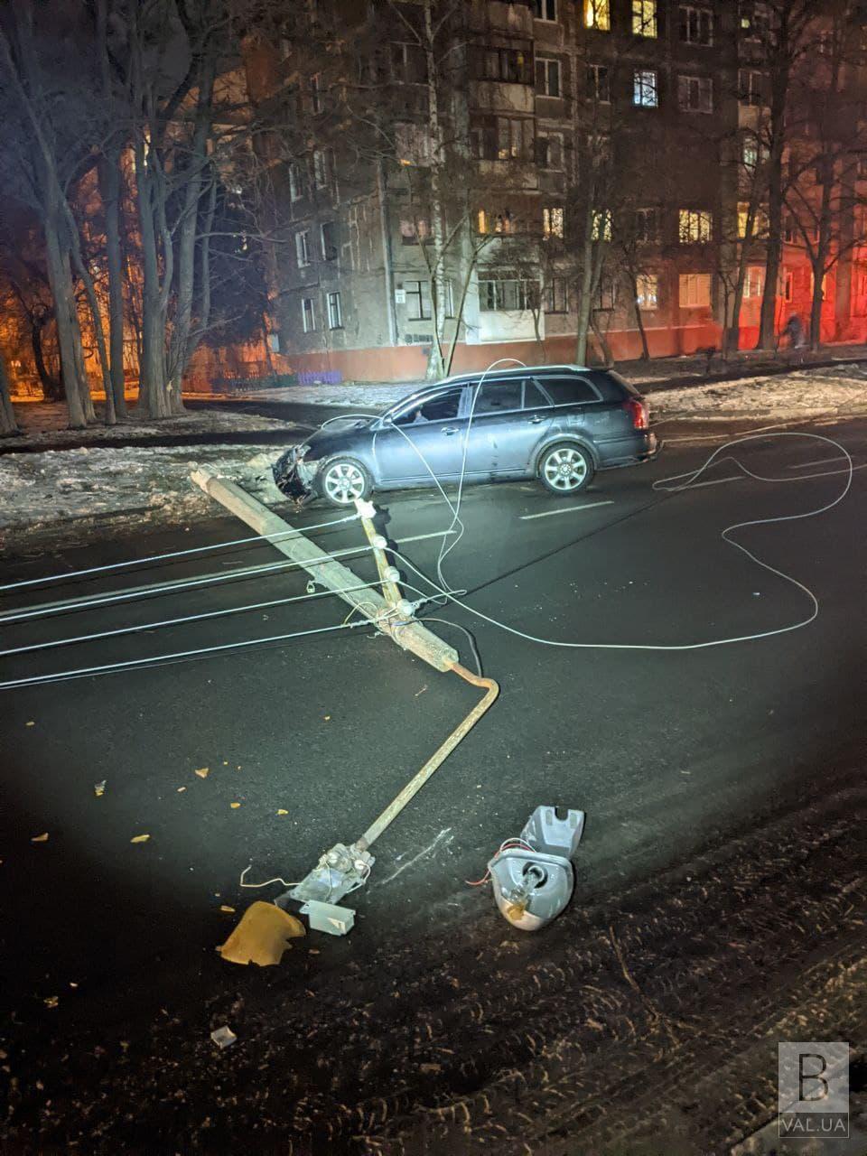 На Захисніків України п'яний чернігівець за кермом «Toyota Avensis» збив електроопору