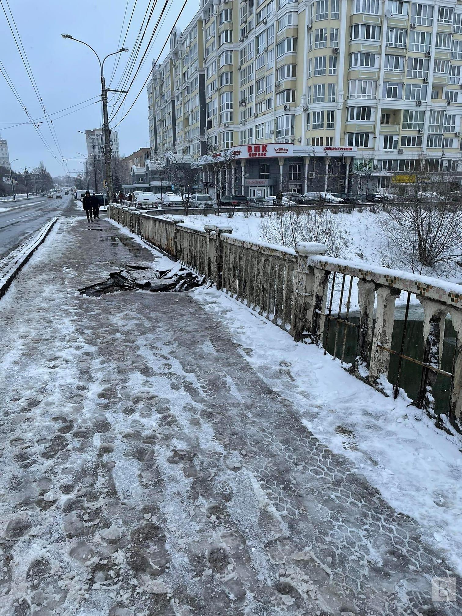 У Чернігові під комунальною технікою провалився пішохідний мост через Стрижень