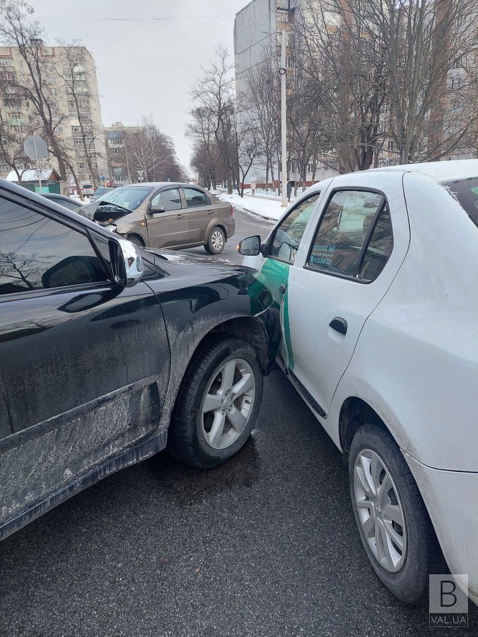 Потрійна ДТП у Чернігові: Lexus не пропустив ЗАЗ Vida та врізався в таксі Bolt