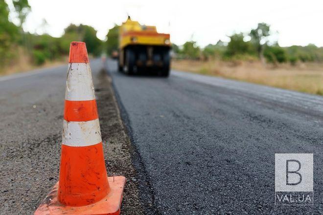 У Чернігові ремонтують дороги, які постраждали внаслідок обстрілів та бомбардувань