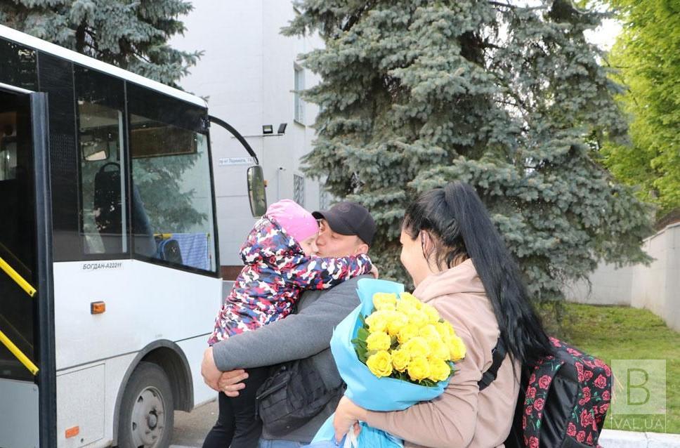 «Дякуємо, що прийняли, як рідних!»: до Чернігова з Рівненщини повернулися евакуйовані члени сімей поліцейських