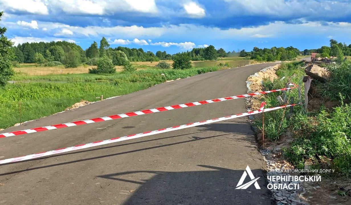 Дорожники зробили на Чернігівщині ще один тимчасовий проїзд біля зруйнованого мосту