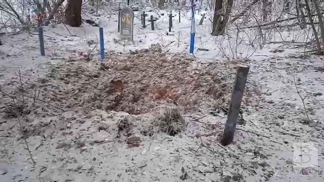 Росіяни обстріляли кладовище у Грем’ячі, коли там ховали місцевого жителя