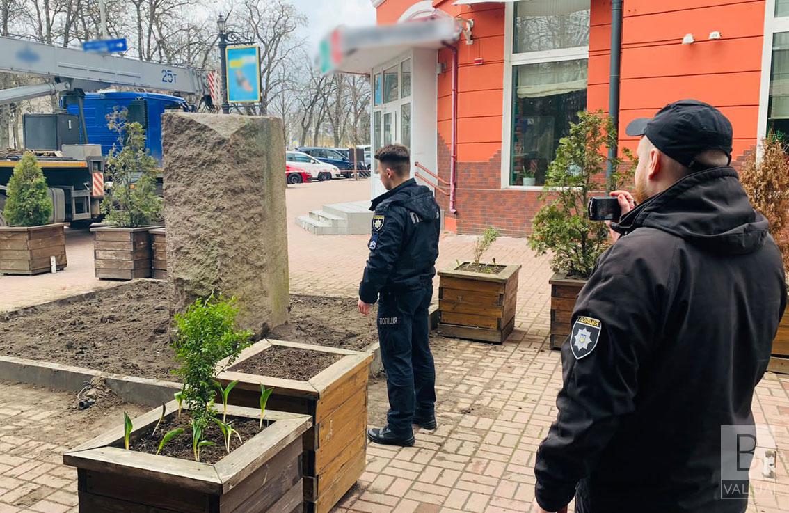 Викрадений пам’ятний знак з центра Чернігова повернули на місце. ФОТО