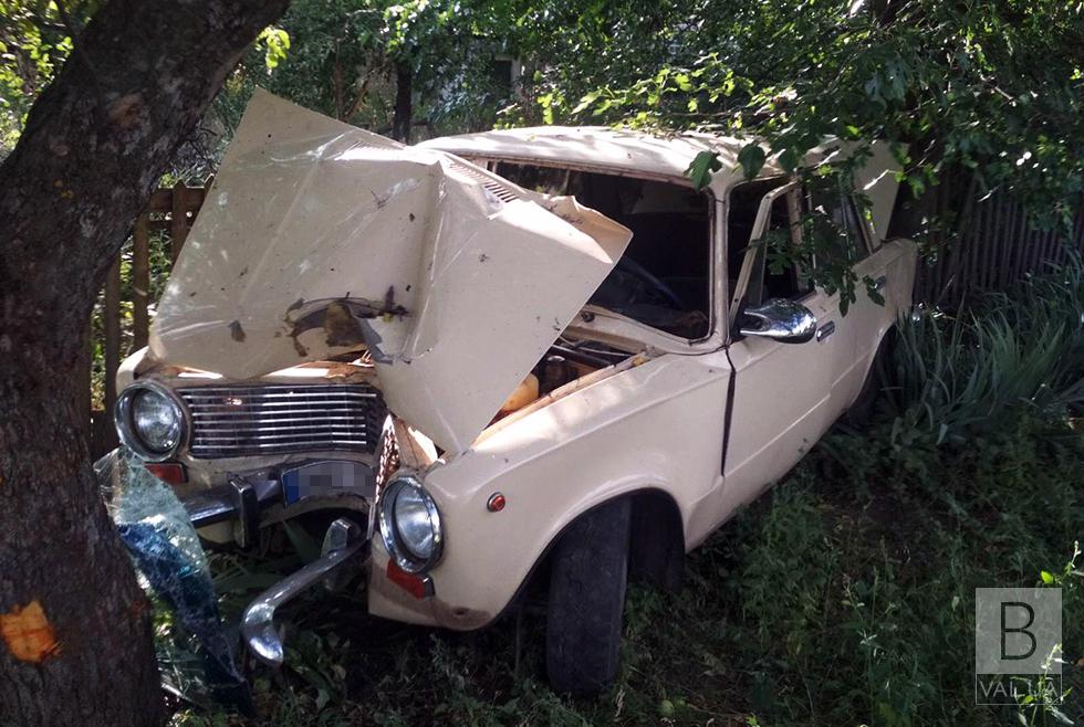 На Корюківщині легковик влетів у дерево: двоє пасажирів постраждали