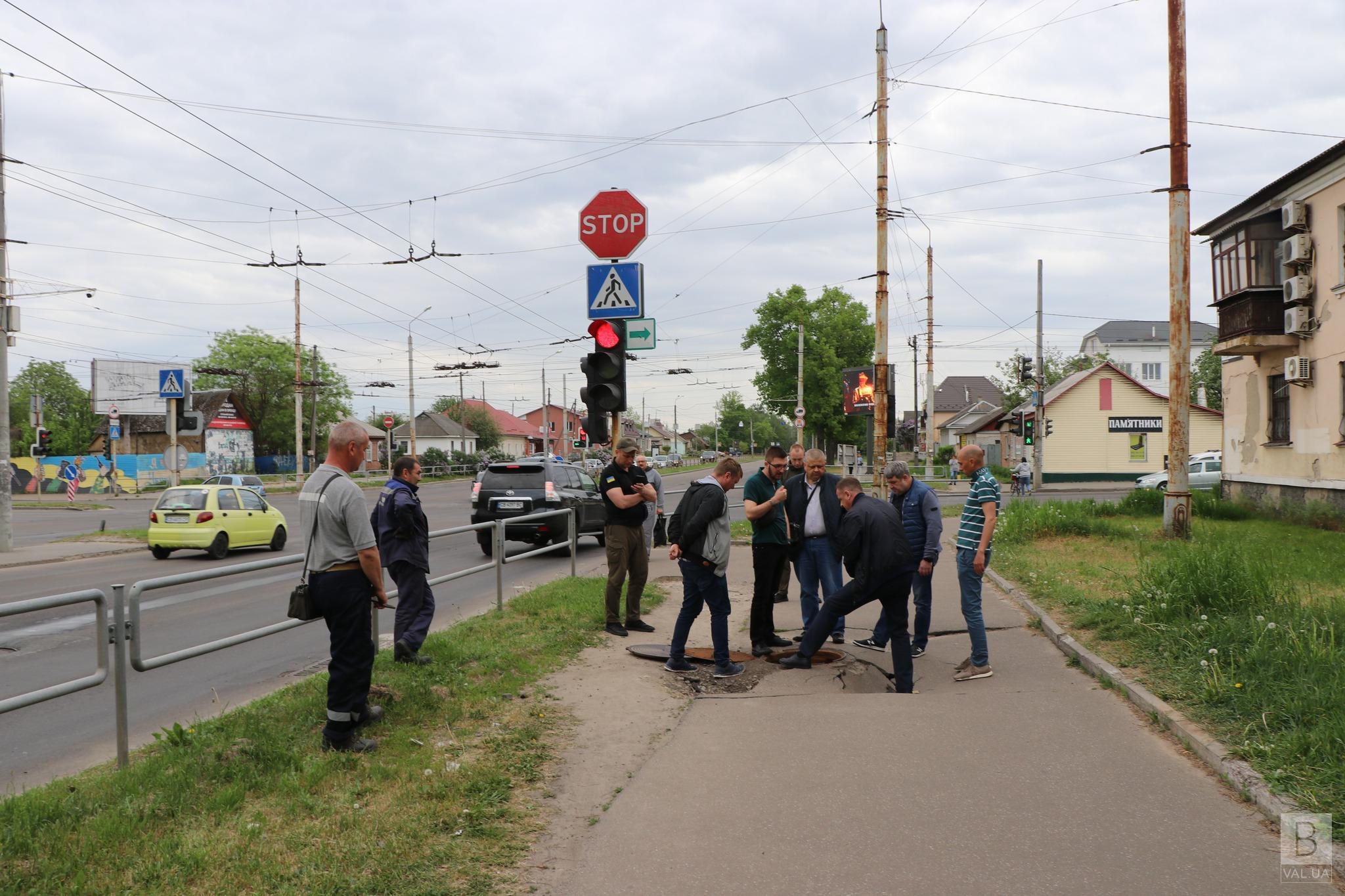 Провал тротуару на перехресті Грушевського та Лук’яненка почнуть ремонтувати у п’ятницю