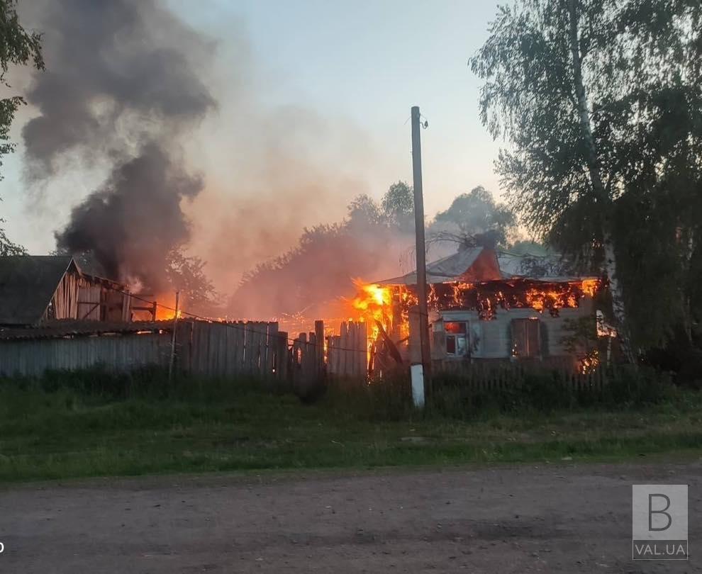 У Костобоброві через російський обстріл згоріли 4 будівлі. ФОТО
