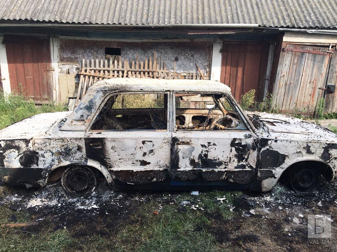 Хотіли «провчити»: на Чернігівщині затримали чоловіка та жінку, які підпалили автівку знайомого. ФОТО