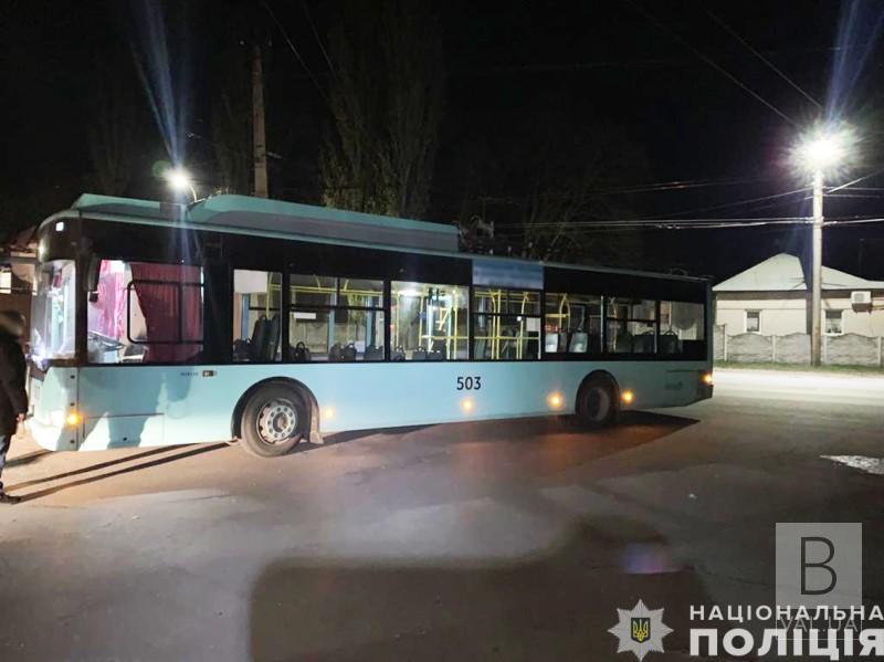 Особу загиблого досі не встановили: у Чернігові розшукують свідків смертельної ДТП, де тролейбус збив пішохода
