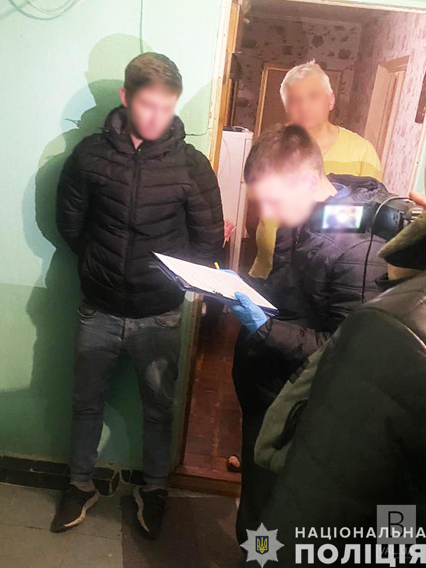 Викрали з банківської картки подружжя чернігівців понад 900 тисяч гривень: поліція затримала двох киян