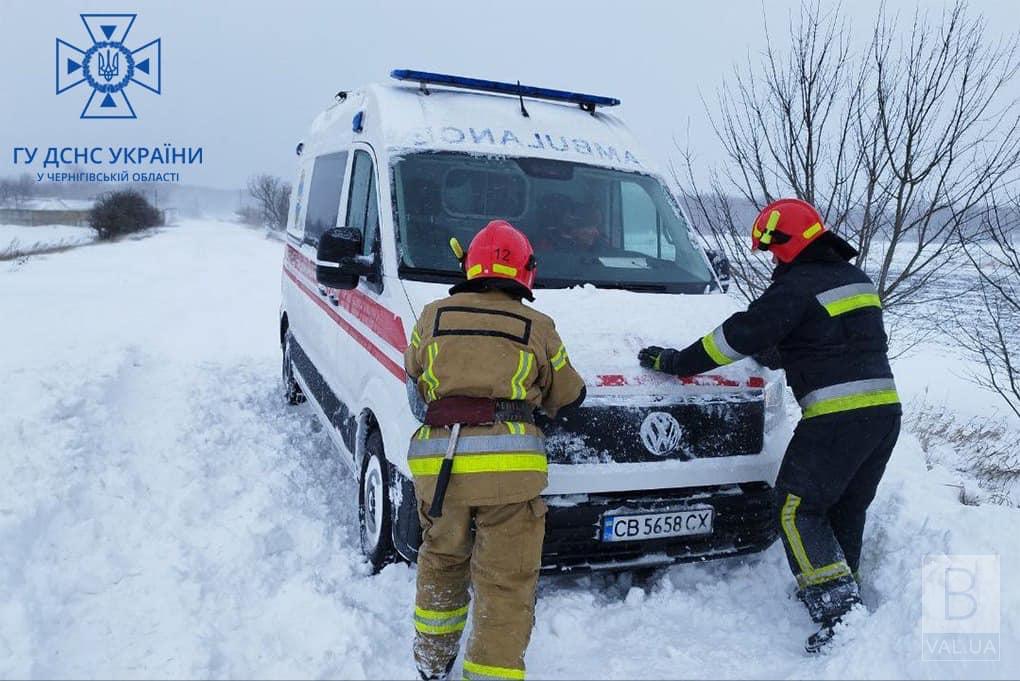 На Чернігівщині рятувальники вивільнили зі снігових заметів 84 автомобілі, серед яких «швидка»