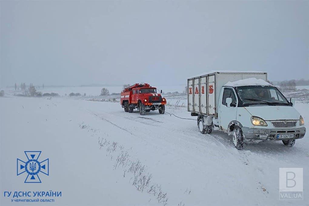 На Чернігівщині зі снігових заметів рятувальники вивільнили 195 автівок та надали допомогу 472 людям
